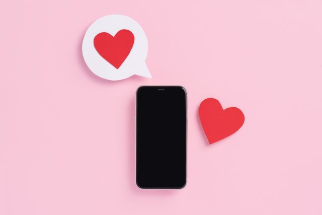 携帯から出る吹き出しとハートマーク