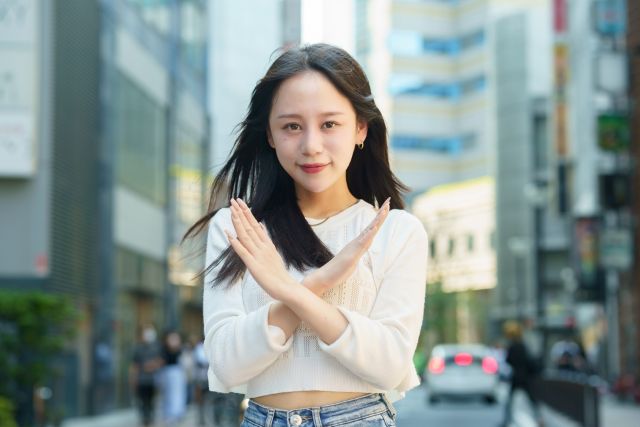 バツサインをする女性